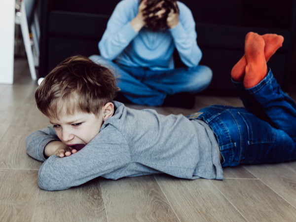 Determinantes das alterações comportamentais e emocionais em crianças e adolescentes